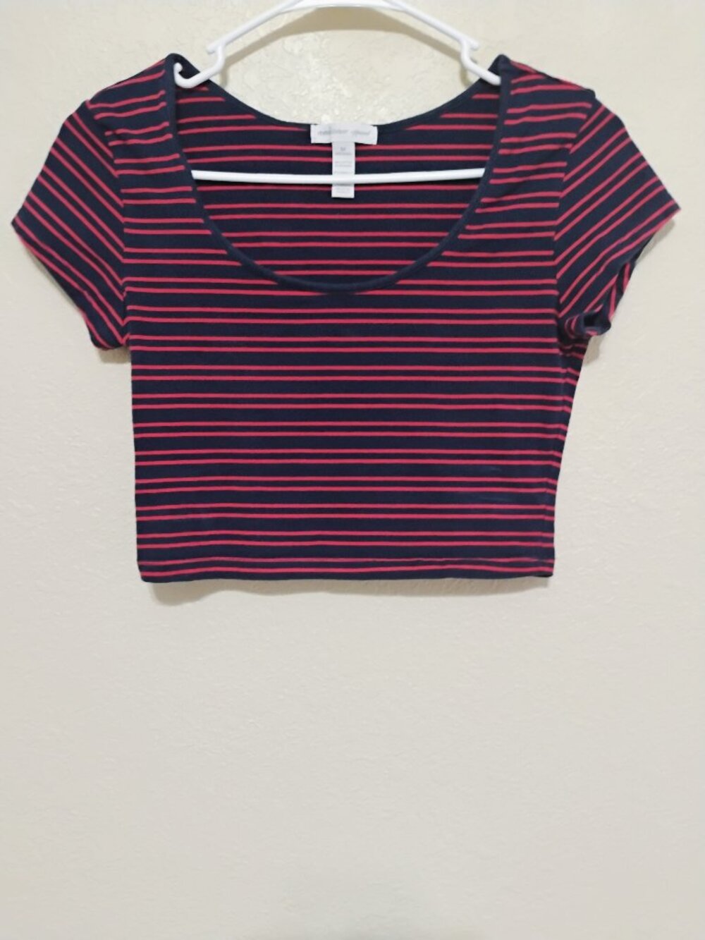 Ambiance Apparel M Navy Red Striped Crop Top Scoop Neck Tee